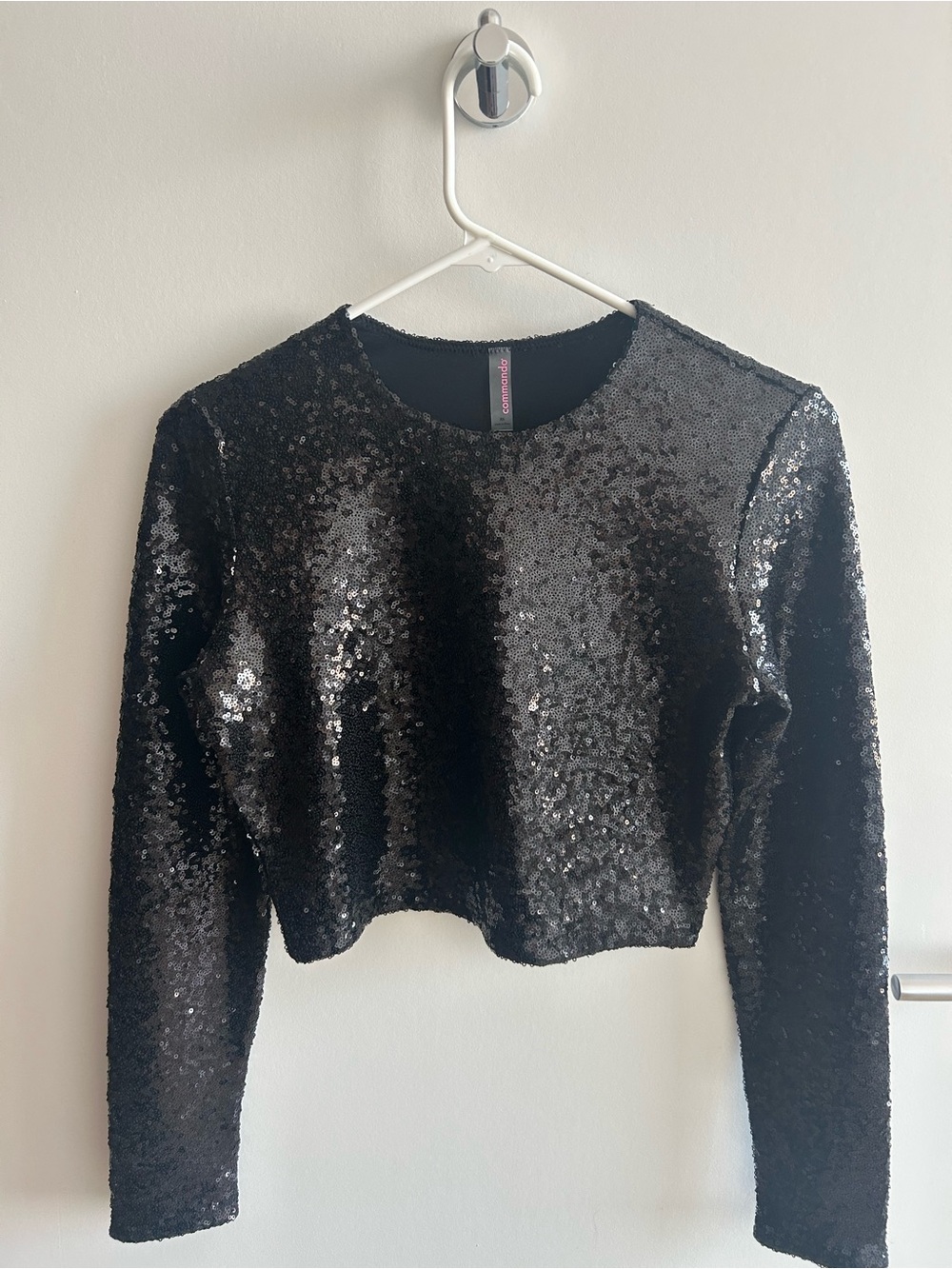NWOT COMMANDO SEQUIN LONG SLEEVE CREWNECK CROP TOP IN BLACK